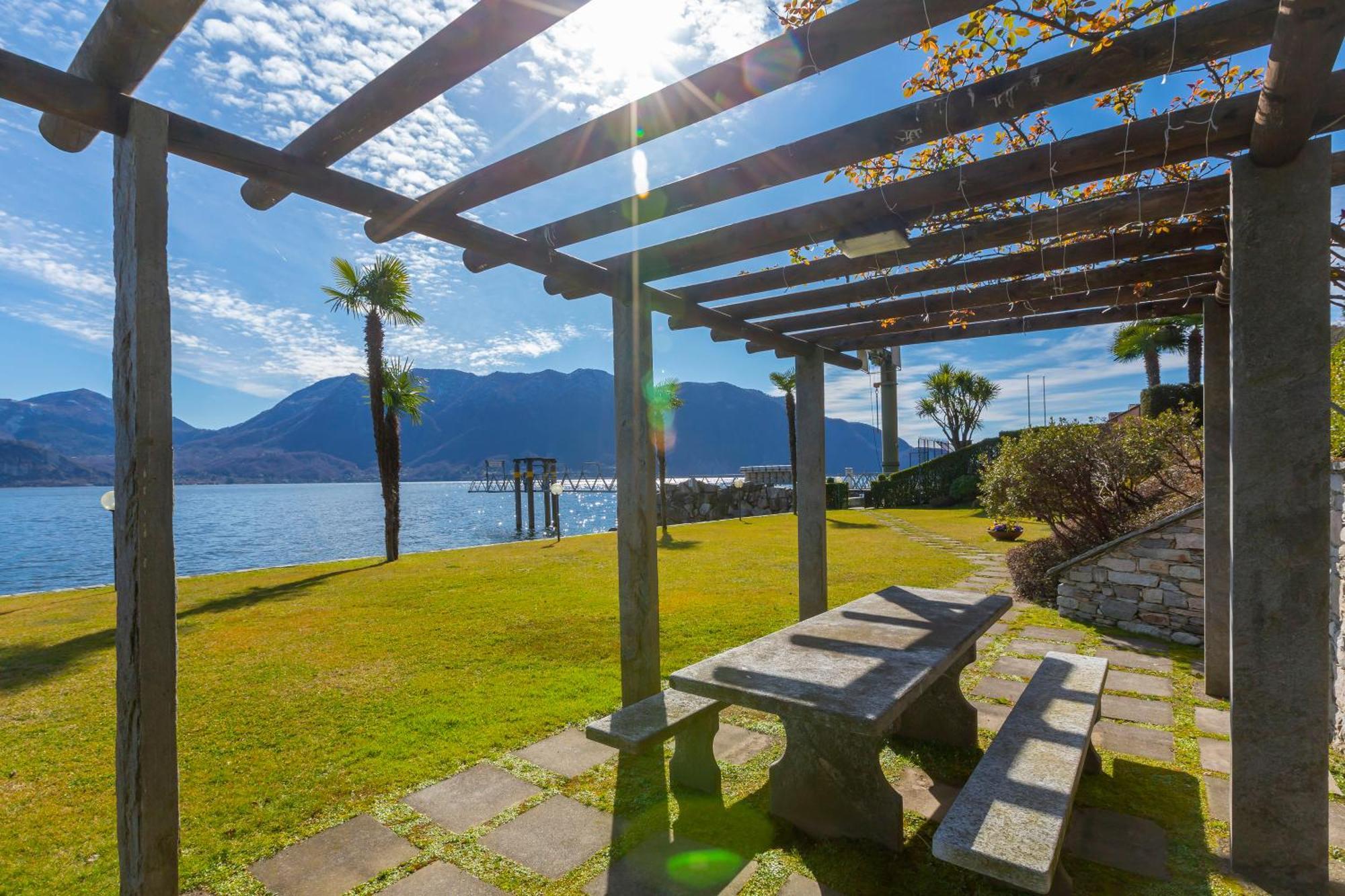 Blu Lake Apartment On Ghiffa Beach - Happy Rentals Dış mekan fotoğraf