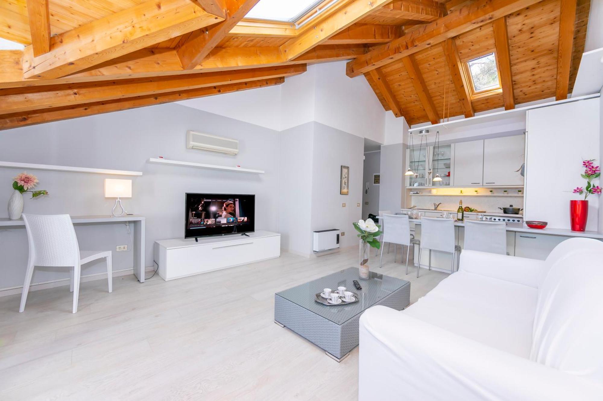 Blu Lake Apartment On Ghiffa Beach - Happy Rentals Dış mekan fotoğraf